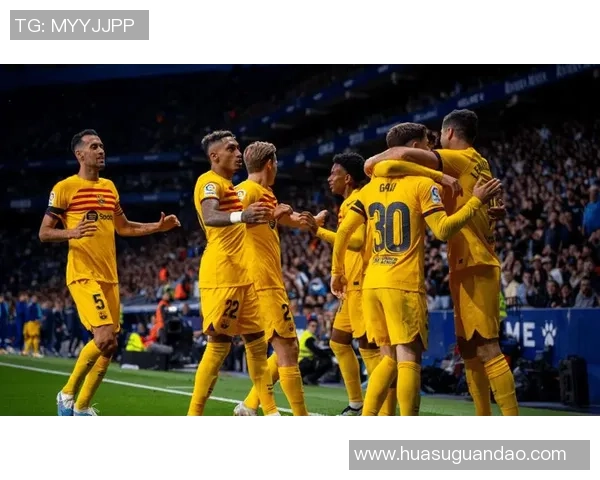 足球传奇齐聚一堂 球场英雄合影见证辉煌时刻